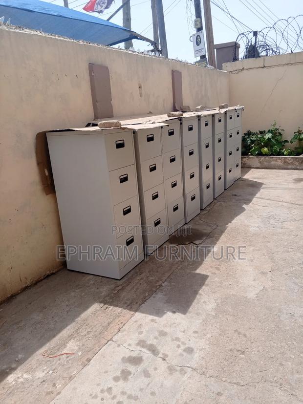 4 Drawer Metal Cabinet · Photo 1