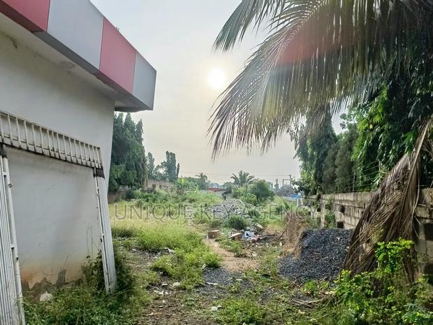 Shops for Sale in Haatso With 2 Half Plot · Photo 3