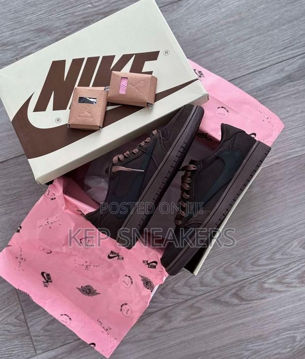 Air Jordan 1 Low Og X Travis Scott Sp 'Velvet Brown' · Photo 1