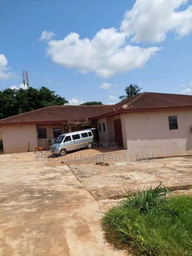 7bdrm House in Kumasi Metropolitan for sale · Photo 2