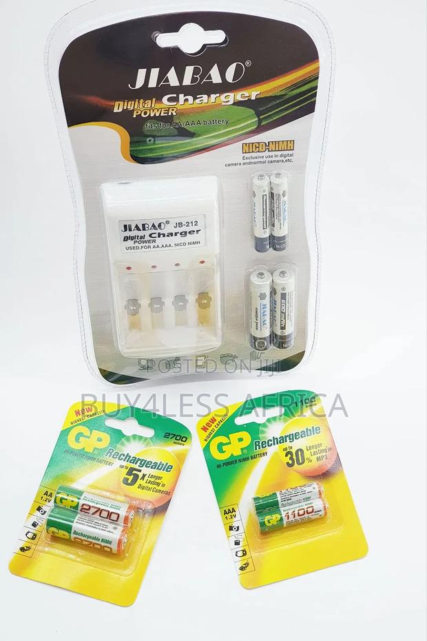 Electric Battery Charger With 4 Batteries · Photo 1