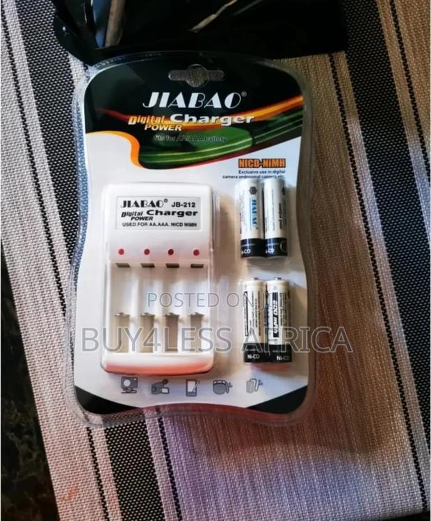 Electric Battery Charger With 4 Batteries · Photo 2