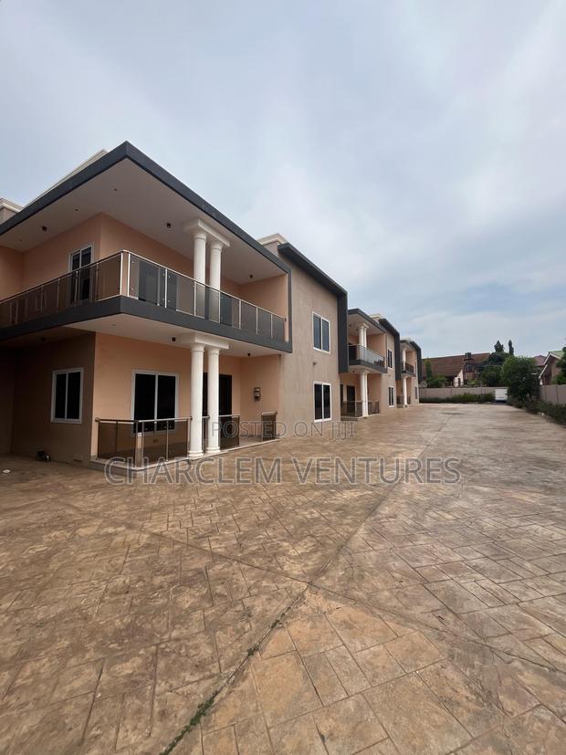 Furnished 4bdrm Townhouse / Terrace in Charclem Ventures, East Legon · Photo 3