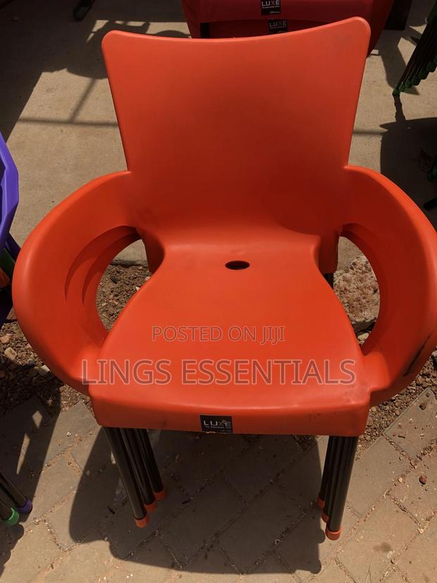 Metal Leg Plastic Chairs · Photo 1