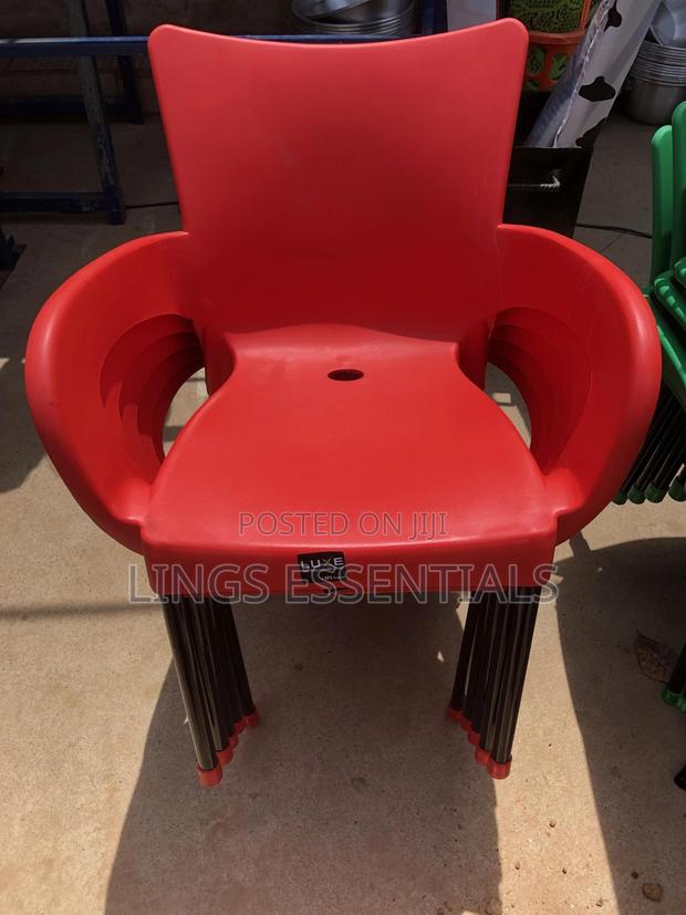 Metal Leg Plastic Chairs · Photo 3