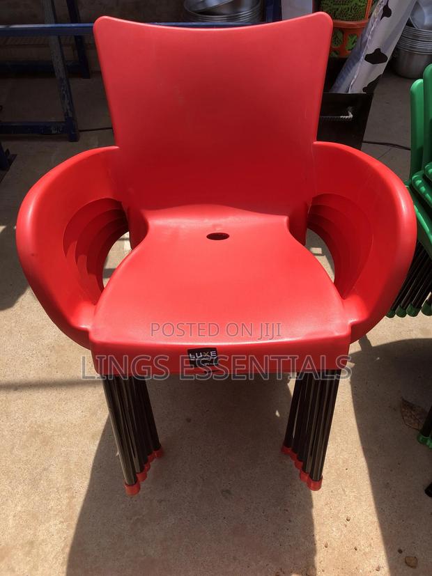 Metal Leg Plastic Chairs · Photo 4