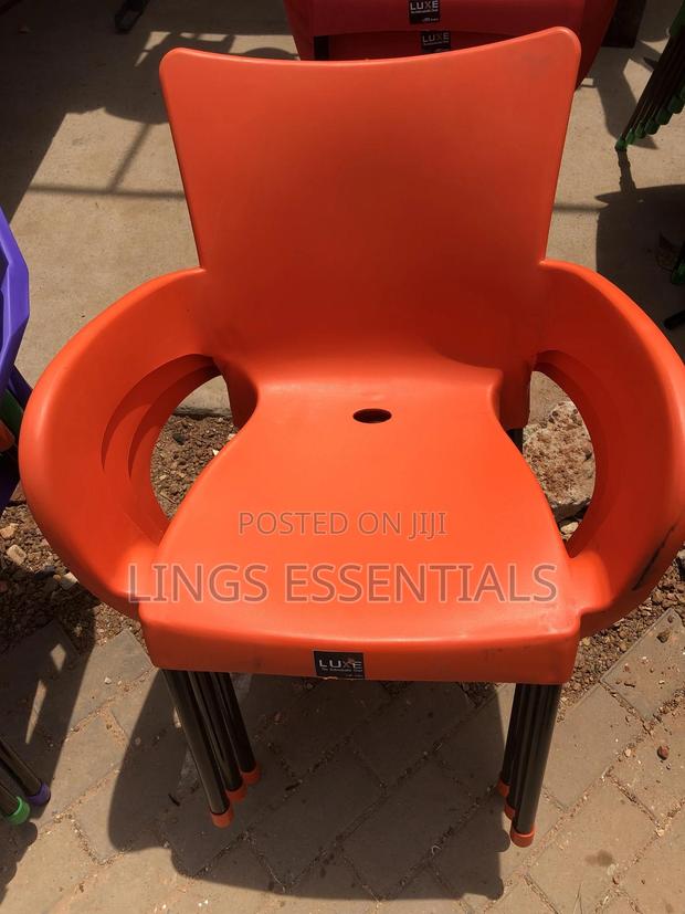 Metal Leg Plastic Chairs · Photo 2