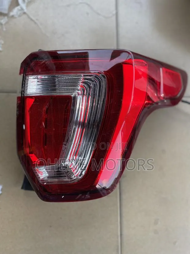 Ford Explorer 2016-2019 Tail Light Available · Photo 1