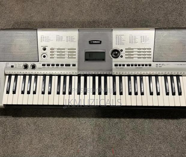 Yamaha PSR-E403 _ 61 Key Electronic Keyboard / Piano · Photo 1