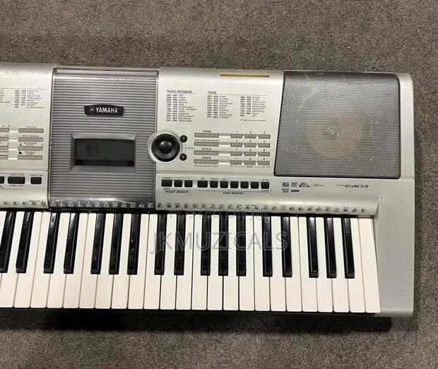 Yamaha PSR-E403 _ 61 Key Electronic Keyboard / Piano · Photo 2
