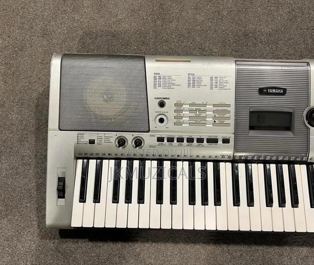 Yamaha PSR-E403 _ 61 Key Electronic Keyboard / Piano · Photo 3