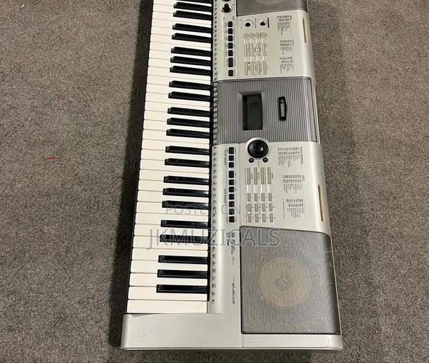 Yamaha PSR-E403 _ 61 Key Electronic Keyboard / Piano · Photo 5