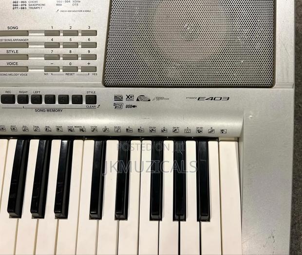 Yamaha PSR-E403 _ 61 Key Electronic Keyboard / Piano · Photo 6