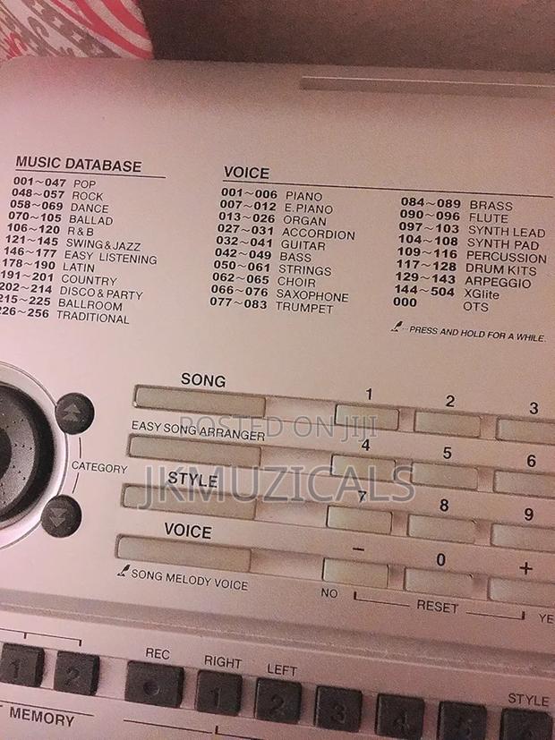 Yamaha PSR-E403 _ 61 Key Electronic Keyboard / Piano · Photo 7