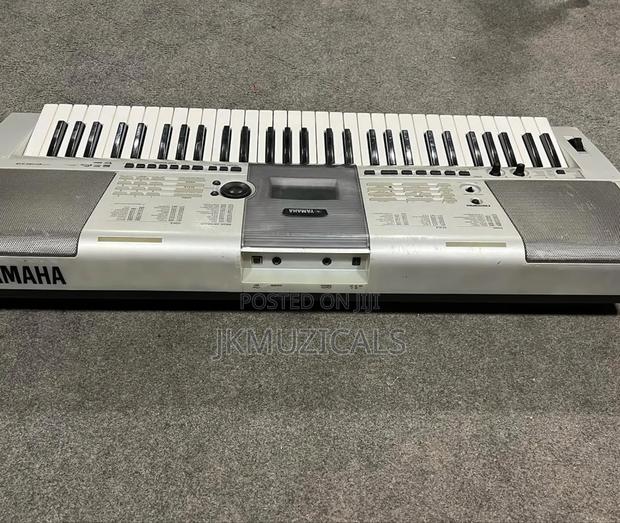 Yamaha PSR-E403 _ 61 Key Electronic Keyboard / Piano · Photo 8