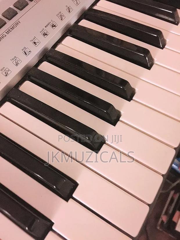 Yamaha PSR-E403 _ 61 Key Electronic Keyboard / Piano · Photo 4