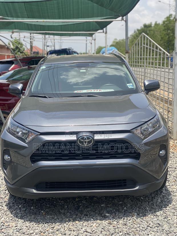 Toyota RAV4 LE 2021 Gray · Photo 3