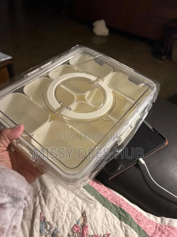 Multipurpose 8-Grid Acrylic Storage Bowl · Photo 6