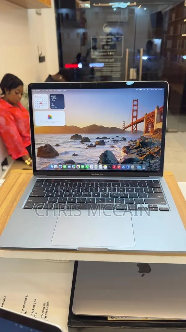 Laptop Apple MacBook Pro 2022 M2 8GB Intel Core i5 SSD 512GB · Photo 1