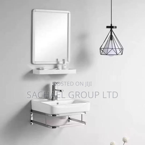 Small Basin With Mirror · Photo 1