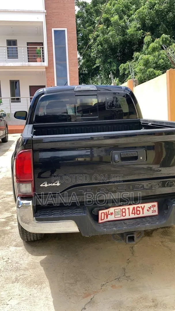 Toyota Tacoma 2022 Black · Photo 1