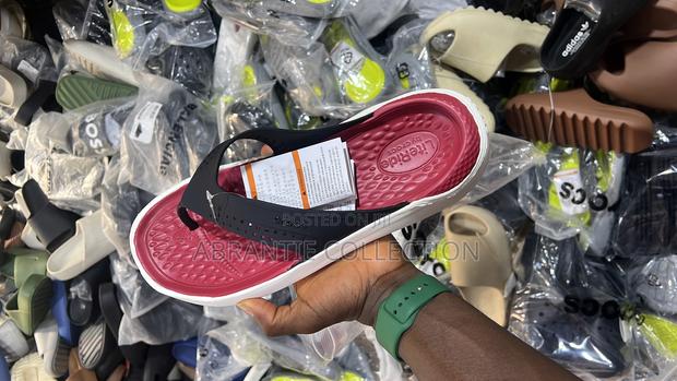 Crocs Lite Ride Flip Slides · Photo 2