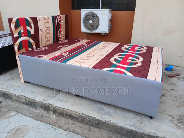Gucci Bed With Ash Leather. · Photo 2