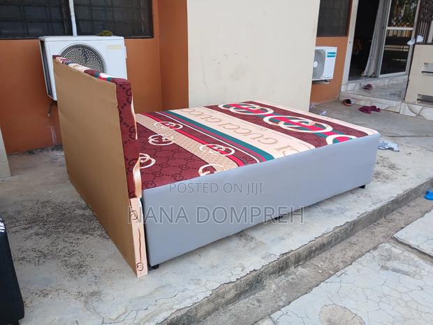 Gucci Bed With Ash Leather. · Photo 5