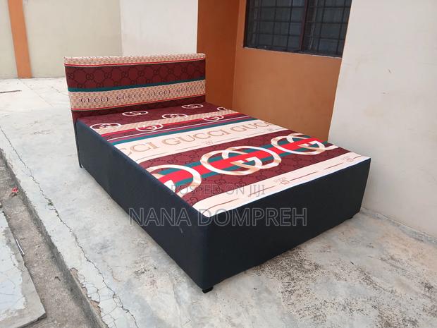 Gucci on Black Bed. · Photo 2