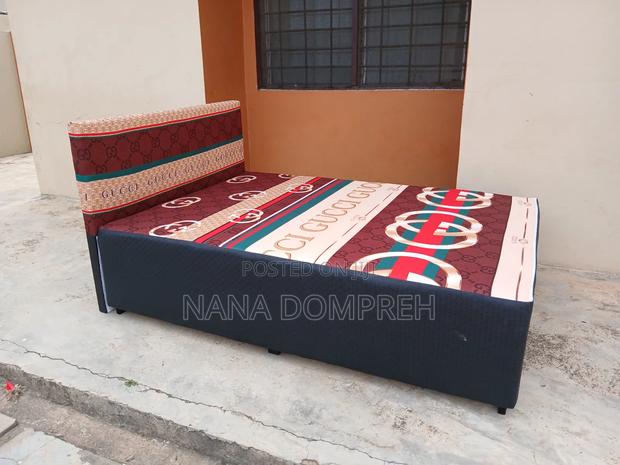 Gucci on Black Bed. · Photo 4