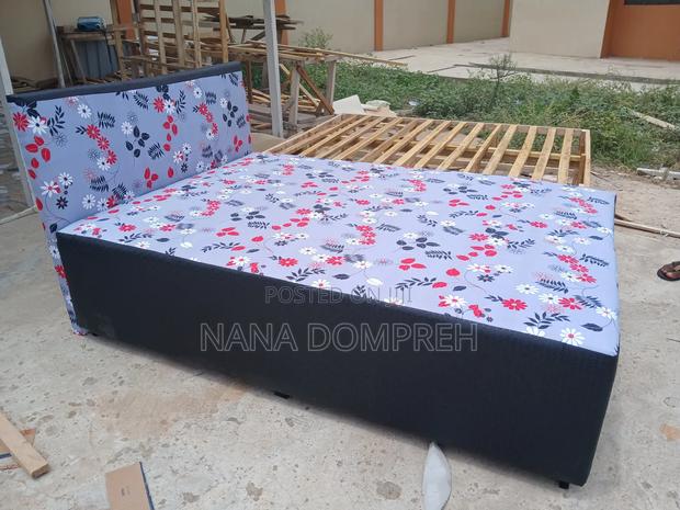 Flowes on Black Bed · Photo 2