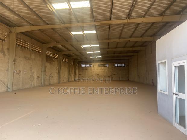 900 SQM Warehouse With Offices at Tema for Rent · Photo 2