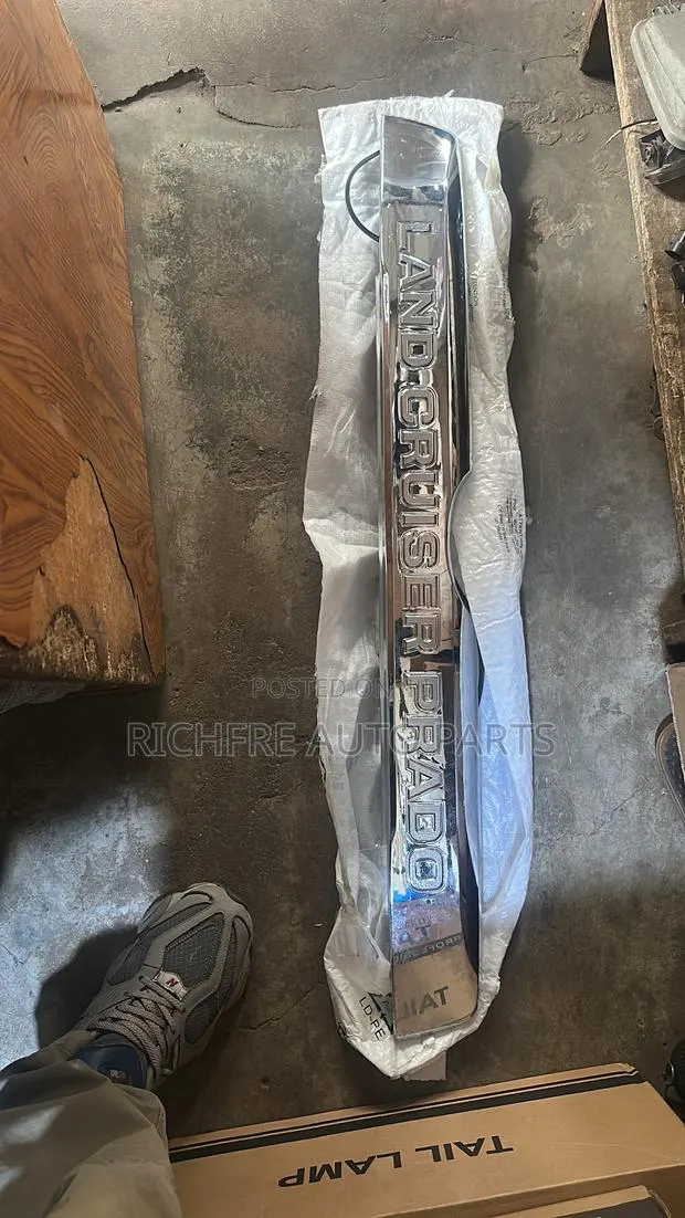 Land Cruiser Prado Boot Chrome Spoiler · Photo 1