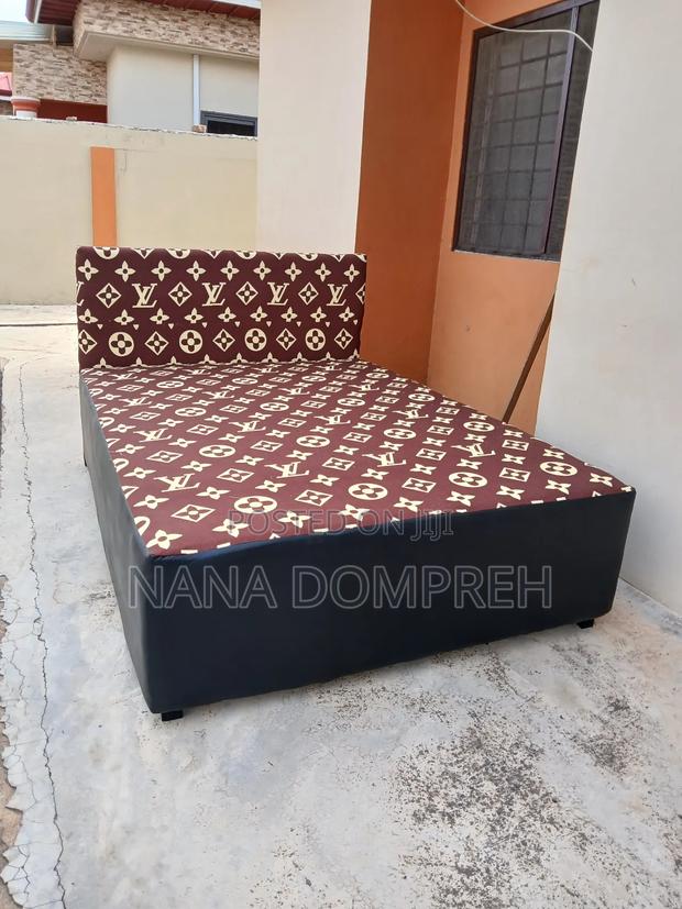 Brown on Black Lv Bed · Photo 1