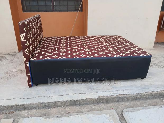Brown on Black Lv Bed · Photo 2