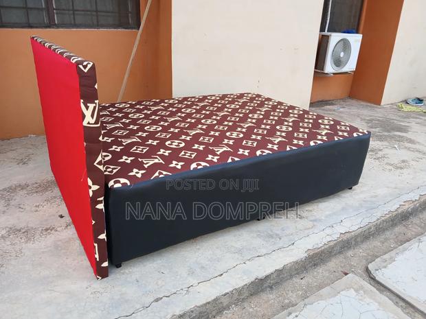 Brown on Black Lv Bed · Photo 3
