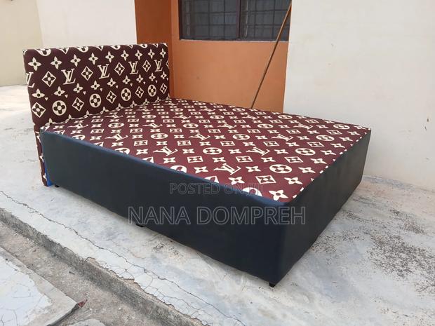 Brown on Black Lv Bed · Photo 4