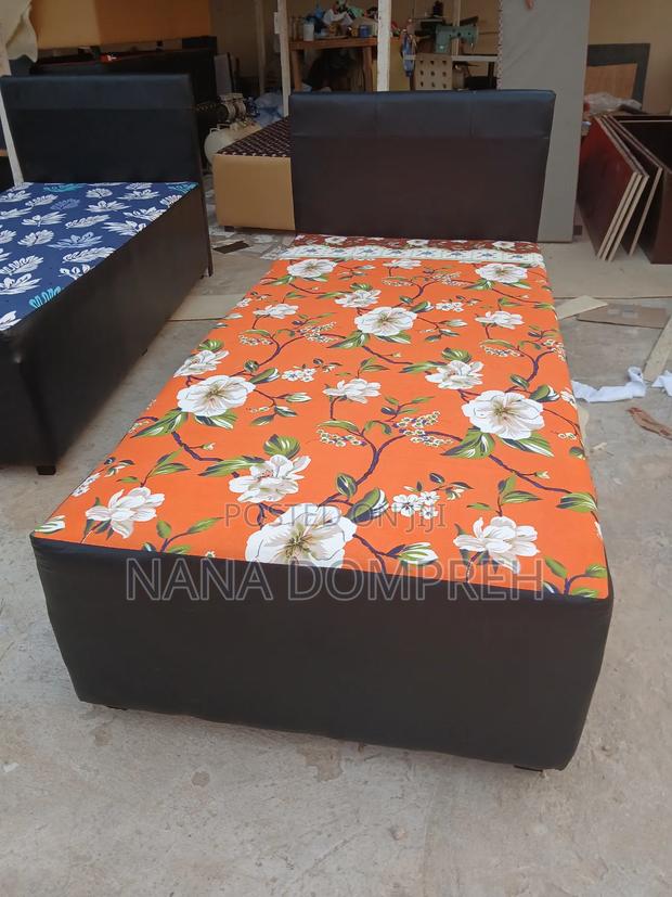 Orange on Black Inbuilt One and a Half Bed. · Photo 1