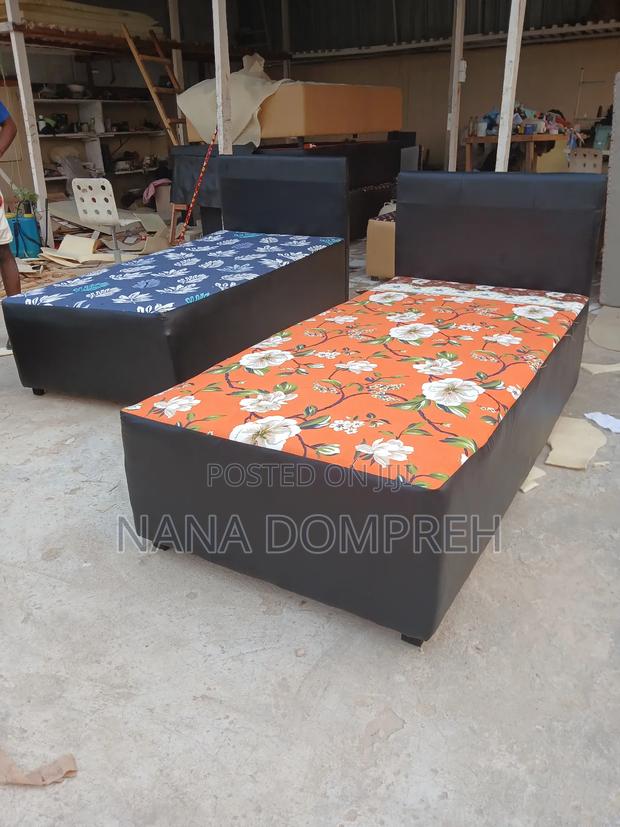Orange on Black Inbuilt One and a Half Bed. · Photo 3