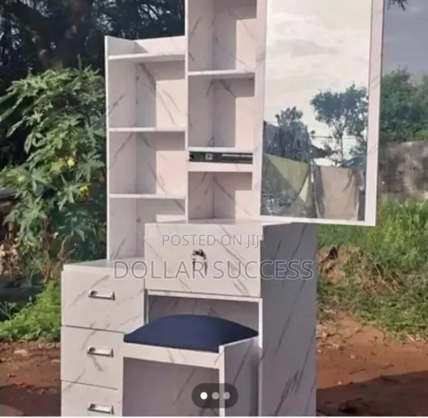 Available Dressing Mirror · Photo 1