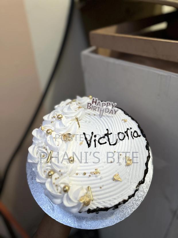 Vanilla Cake Size 8 One Layer Chocolate Drip · Photo 1