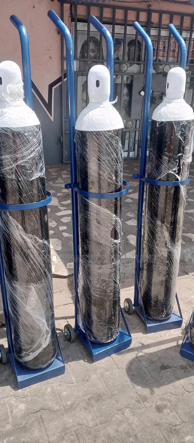 Oxygen Cylinder With Regulator and Trolley (40l) · Photo 1