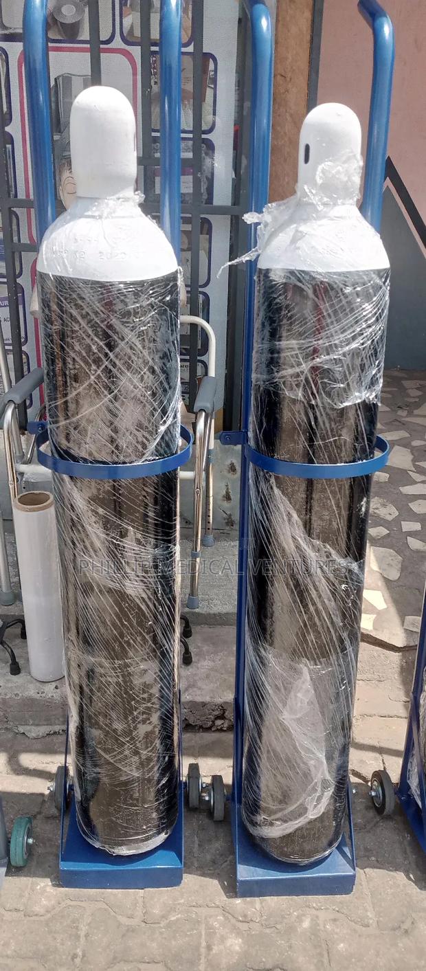 Oxygen Cylinder With Regulator and Trolley (40l) · Photo 2