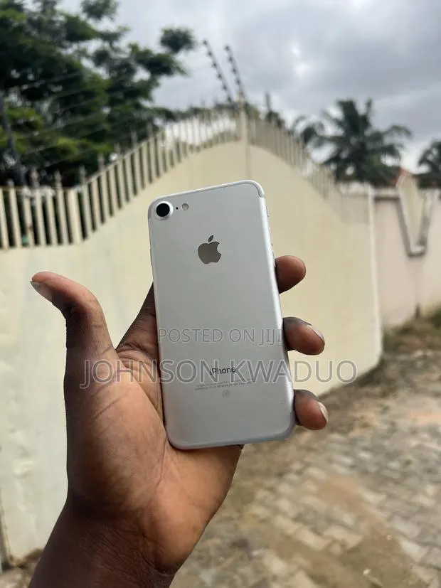 Apple iPhone 7 128 GB Black · Photo 1
