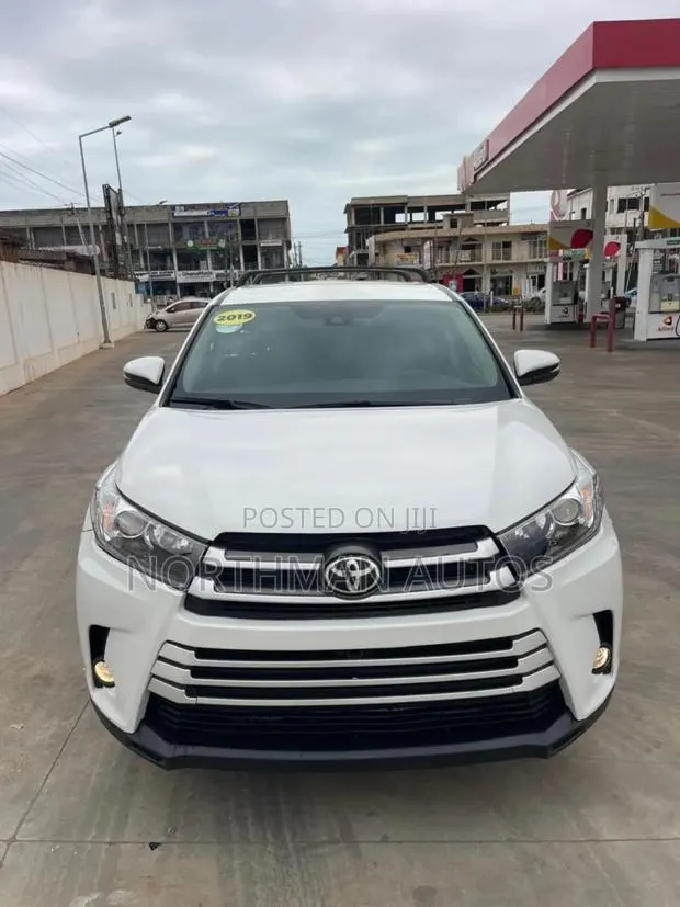 Toyota Highlander LE Plus 2019 White · Photo 1