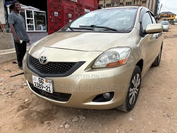 Toyota Yaris Base Sedan 4dr 2010 Ivory · Photo 1