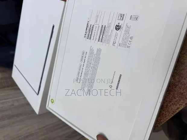 New Laptop Apple MacBook Air 2024 M3 13-Inch 16GB Apple M3 SSD 256GB · Photo 1