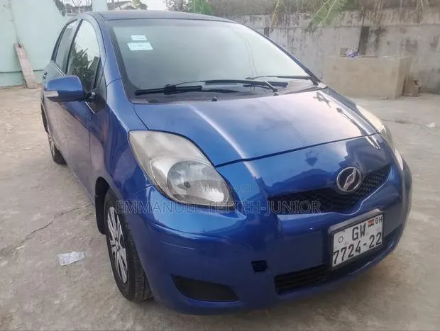 Toyota Vitz 1.3 FWD 3dr 2010 Blue · Photo 1