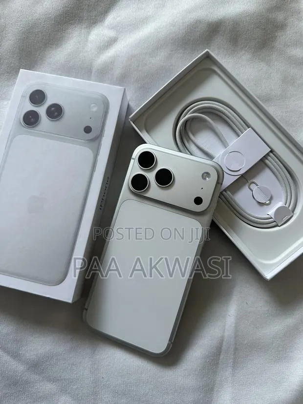 Apple iPhone 17 Pro Max 256 GB Silver · Photo 1