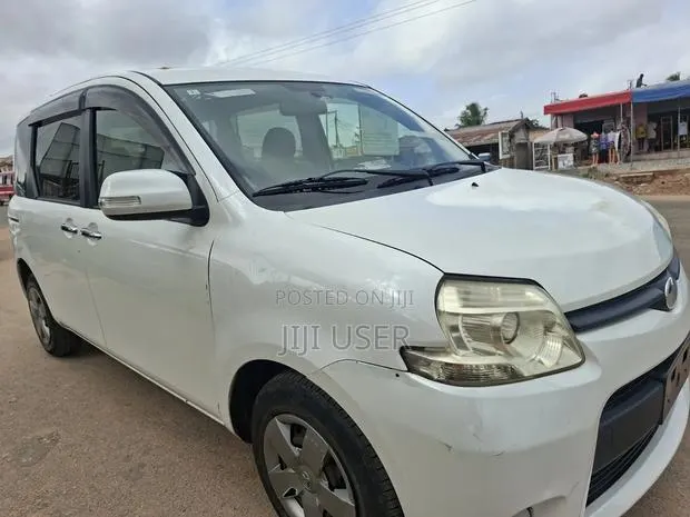 Toyota Sienta 2012 White · Photo 1